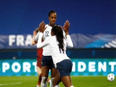 Marie-Antoinette Katoto et Kadidiatou Diani se congratulent après avoir marqué le 9 avril 2021 au stade Michel d'Ornano de Caen. - Sameer Al-DOUMY [AFP]