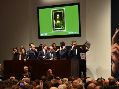 Des employés de chez Christie's reçoivent des offres d'achat par téléphone pour le "Salvator Mundi", attribué au maître italien Léonard de Vinci, à Londres, le 15 novembre 2017 - TIMOTHY A. CLARY [AFP/Archives]