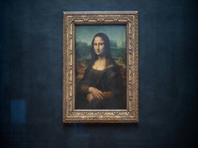 Le portrait de "La Joconde" de Léonard de Vinci accroché aux cimaises de la Salle des Etats au Louvre, à Paris,  le 8 janvier 2021 - Martin BUREAU [AFP/Archives]