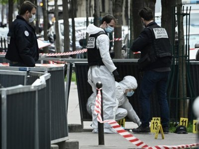 La police scientifique près de l'hôpital Henry-Dunant dans le 16ème arrondissement de Paris le 12 avril 2021 - Anne-Christine POUJOULAT [AFP]