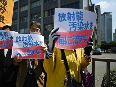 Manifestation contre la décision du gouvernement japonais de rejeter à la mer de l'eau traitée issue de la centrale nucléaire accidentée de Fukushima, à Tokyo le 12 avril 2021 - Philip FONG [AFP]