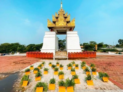 Photo prise et diffusée le 13 avril 2021 par une source anonyme via Facebook montrant des pots de plantes déposés devant un stupa à Mandalay avec des messages contre le coup d'Etat miltaire en Birmanie - Handout [FACEBOOK/AFP]