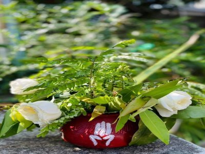 Photo prise et diffusée le 13 avril 2021 par une source anonyme via Facebook montrant des fleurs dans un pot décoré du salut à trois doigts à Rangoun - Handout [FACEBOOK/AFP]
