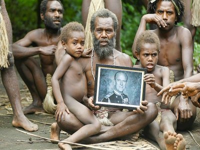 Le chef du village Albi (c) et des membres de sa famille tiennent un portrait du prince 
Philip, considéré comme une divinité, le 12 avril 2021 à Yakel, au Vanuatu - Dan McGarry [AFP]