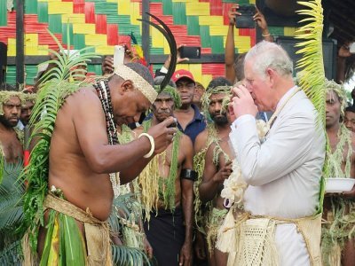 Le prince Charles (d) en visite à Port Vila en avril 2018, au Vanuatu - Ben BOHANE [AFP/Archives]
