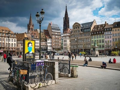 La grand-place de Strasbourg, avec une affiche "Ensemble contre le virus", le 12 avril 2021 - PATRICK HERTZOG [AFP]