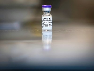 Un flacon du vaccin Pfizer/BioNTech à un centre de vaccination à Nantes, le 9 avril 2021 - LOIC VENANCE [AFP]