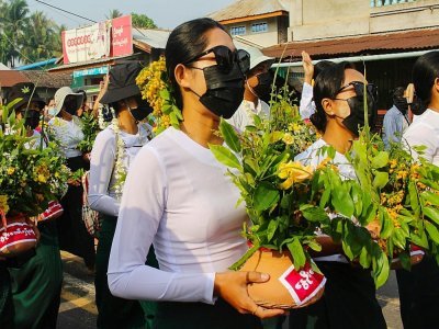 Photo prise et diffusée par Dawei Watch le 13 avril 2021 montrant des habitants de Dawei manifestant dans la rue, avec des pots de fleurs, contre le coup d'Etat militaire en Birmanie - Handout [DAWEI WATCH/AFP]