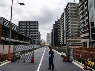 Le village olympique qui accueillera tous les athlètes du monde entier des Jeux de Tokyo est un endroit hautement sécurisé, le 13 juillet 2020 - Philip FONG [AFP/Archives]