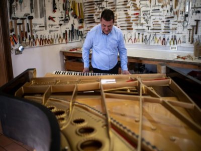 Le facteur de pianos Luigi Borgato dans son atelier à  Borgo Veneto, le 8 avril 2021 en Italie - MARCO BERTORELLO [AFP]