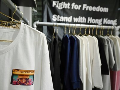 Des t-shirts de la marque Chickeeduck dans un magasin, le 13 avril 2021 à Hong Kong - Peter PARKS [AFP]