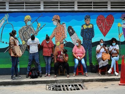 Des personnes attendent des nouvelles de leurs proches infectées au Covid-19 près d'un hôpital de Tegucigalpa, le 14 avril 2021 - Orlando SIERRA [AFP]