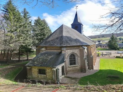 Une belle vue plongeante sur le chevet de l'église de Fontaine-sous-Préaux. - Elodie Laval