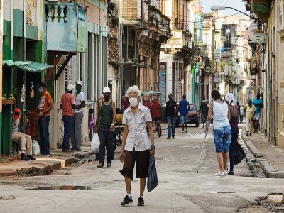 Des passants dans une rue de La Havane, le 6 avril 2021 - YAMIL LAGE [AFP]