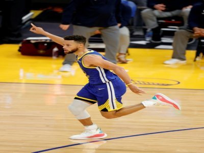 Stephen Curry fête un panier inscrit par les Warriors lors d'un match de NBA contre Denver, le 12 avril 2021 à San Francisco - EZRA SHAW [GETTY IMAGES NORTH AMERICA/AFP/Archives]