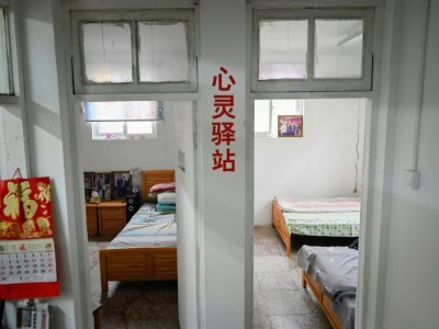 Des lits destinés à accueillir des rescapés du suicide sauvés par Chen Si, dans son bureau de Nankin, le 1er avril 2021 - WANG ZHAO [AFP]