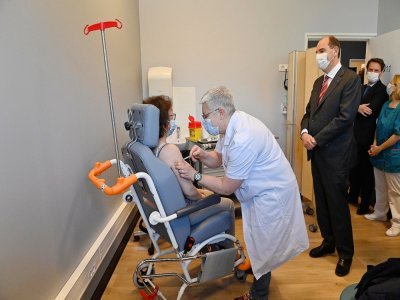 Jean Castex a visité le centre de vaccination du CHU de Caen où sont vaccinés les personnels soignants. - Thomas Brégardis