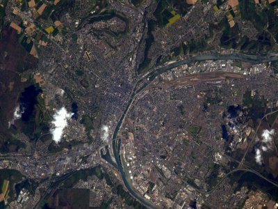 Le 28 avril 2017, Thomas Pesquet n'avait pas manqué de publier sur ses réseaux sociaux une photo de Rouen vue depuis la Station spatiale internationale ! Il promet de faire de nouvelles photos, notamment de la Normandie lors de sa nouvelle expédition - Thomas Pesquet-ESA