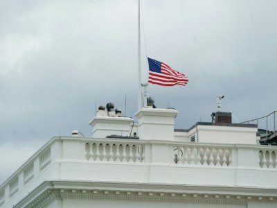 Un drapeau mis en berne à la Maison Blanche, le 16 avril 2021 - MANDEL NGAN [AFP]