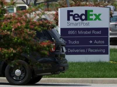 Un véhicule de police devant un centre de tri postal FedEx, où a eu lieu une fusillade à Indianapolis, le 16 avril 2021 - Jeff Dean [AFP]