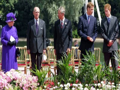 De gauche à droite, la reine Elizabeth II, le prince Philip, leur fils Charles et leurs petits-fils William et Harry, à Londres, le 6 juillet 2004 - DAVID BEBBER [POOL/AFP/Archives]