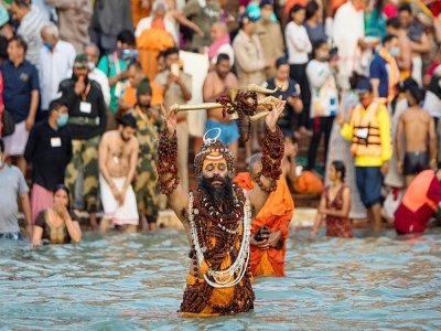 Un homme se baigne dans le Ganges pendant le festival religieux Kumbh Mela à Haridwar, le 12 avril 2021. - Xavier GALIANA [AFP]