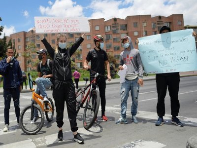 Des commerçants bloquent une route pour protester contre le confinement de week-end imposé par le gouvernement colombien dans les principales villes du pays pour limiter la propagation du virus du Covid-19 contagions, in Bogota, on April 15, 2021. - Raul ARBOLEDA [AFP]