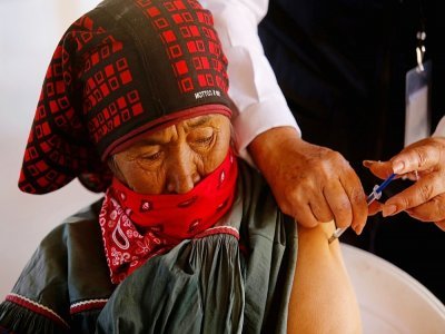 Une femme du peuple autochtone Wixarica se fait injecter une dose du vaccin CanSino Biologics contre le Covid-19 à Nuevo Colonia, au Mexique le  16 avril 2021. - Ulises Ruiz [AFP]