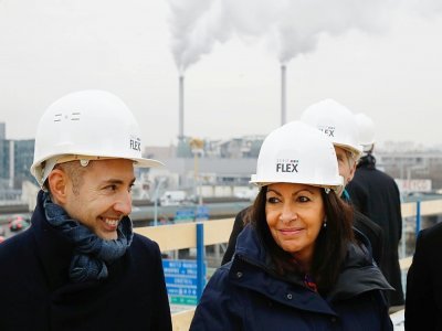 Anne Hidalgo (d) et Ian Brossat, le 6 décembre 2017 à Paris - PATRICK KOVARIK [AFP/Archives]