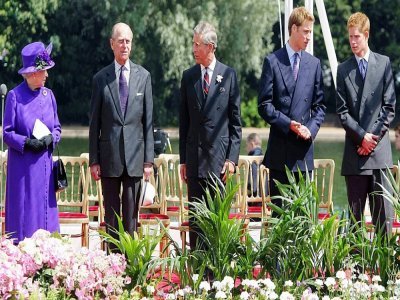 De gauche à droite, la reine Elizabeth II, le prince Philip, leur fils Charles et leurs petits-fils William et Harry, à Londres, le 6 juillet 2004 - DAVID BEBBER [POOL/AFP/Archives]