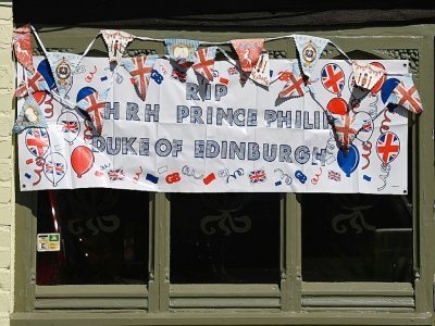 Une banderole apposée sur la devanture du pub "Le Duc d'Edimbourg" où les funérailles du prince consort ont été transmises en direct, à Winkfield, dans l'ouest de Londres - Glyn KIRK [AFP]