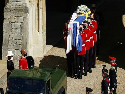 Le cercueil du prince Philip d'Edimbourg est porté à l'intérieur de la chapelle du château de Windsor le 17 avril 2021 - ADRIAN DENNIS [POOL/AFP]
