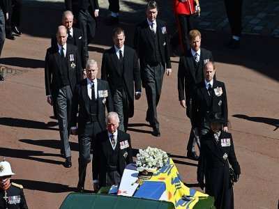 La famille royale suit le cercueil du prince Philip d'Edimbourg lors des funérailles le 17 avril 2021 au château de Windsor, à l'ouest de Londres - JUSTIN TALLIS [POOL/AFP]