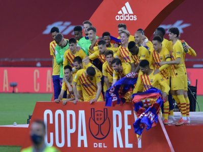 Les joueurs de Barcelone fêtent leur victoire en finale de la Coupe du Roi contre l'Athletic Bilbao, à Séville, le 17 avril 2021 - CRISTINA QUICLER [AFP]