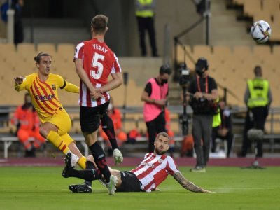 Le milieu de Barcelone, Antoine Griezmann (g), défie les défenseurs de l'Athletic Bilbao, Inigo Martinez (d) et Yeray Alvarez, lors de la finale de la Coupe du Roi, à Séville, le 17 avril 2021 - CRISTINA QUICLER [AFP]