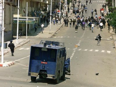 Des manifestants s'affrontent avec des policiers le 20 avril 2002 alors que des dizaines de milliers de Berbères marquent l'anniversaire de la répression brutale des manifestations du "Printemps berbère" à Beni Douala, dans la région algérienne de Ka - HOCINE ZAOURAR [AFP/Archives]