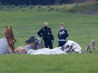Des enquêteurs inspectent les débris d'un avion le 18 avril 2021 à Saint-Pathus - Thomas SAMSON [AFP]