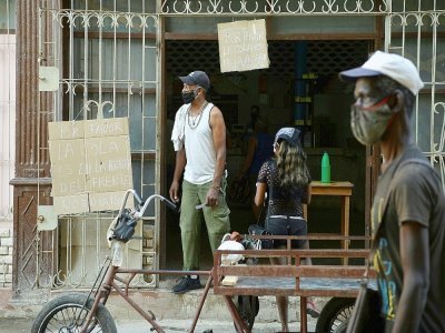 Des Cubains devant un magasin à La Havane, le 16 avril 2021 - YAMIL LAGE [AFP]