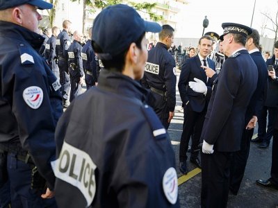 Emmanuel Macron visite un commissariat à Mulhouse en février 2020 - SEBASTIEN BOZON [POOL/AFP/Archives]
