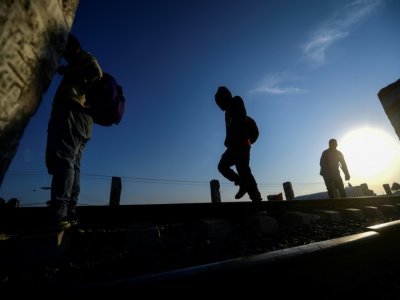 Des migrants d'Amérique centrale marchent le long d'une voie de chemin de fer dans l'espoir de sauter dans un train vers les Etats-Unis, le 9 avril 2021 à Apizaco, dans l'Etat de Tlaxcala - PEDRO PARDO [AFP]