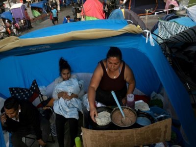 Des migrants dans des conditions de fortune dans le camp proche du passage d'El Chaparral vers les Etats-Unis, près de Tijuana, Etat de Baja California, le 14 avril 2021. - Guillermo Arias [AFP]