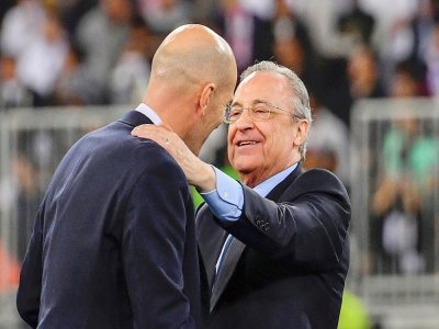 Le président du Real Madrid Florentino Perez (d) et son entraîneur français Zinédine Zidane, après la finale de la Supercoupe d'Espagne, le 12 janvier 2020 à Djeddah (Arabie Saoudite) - Giuseppe CACACE [AFP/Archives]