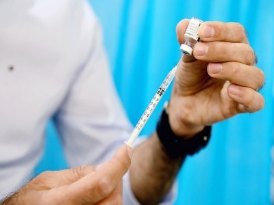 Préparation d'une dose de vaccination dans un centre à Marseille, le 19 avril 2021 - Nicolas TUCAT [AFP]