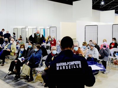 Un membre des marins-pompiers de Marseille dans une salle d'attente pour les vaccinations contre le Covid-19, à Marseille, le 19 avril 2021 - Nicolas TUCAT [AFP]
