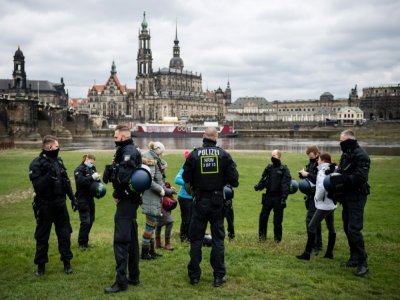 La police contrôle des passants à Dresde, le 17 avril 2021, dans le but d'empêcher une manifestation anti-restrictions interdite - JENS SCHLUETER [AFP/Archives]