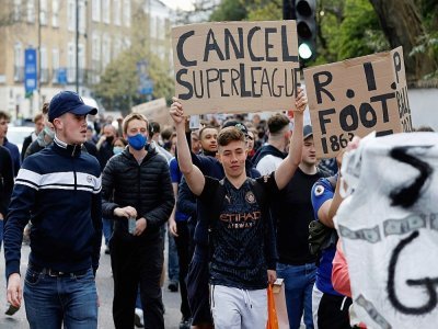 Des supporteurs de foot manifestent contre le projet de Superleague le 20 avril 2021 à Londres - Adrian DENNIS [AFP]