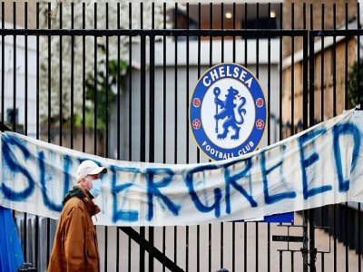 Une banderole dénonce la "super avidité" du projet de Superleague sur le portail du stade de Stamford Bridge à Londres le 20 avril 2021 - Adrian DENNIS [AFP]