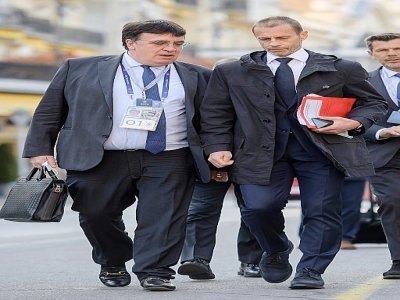 Le président de l'UEFA Aleksander Ceferin (D) et le secrétaire général  Theodore Theodoridis à Montreux (Suisse) le 20 avril 2021 - Fabrice COFFRINI [AFP]