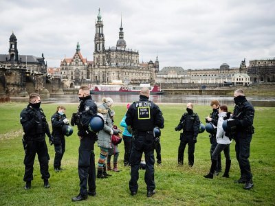 La police contrôle des passants à Dresde, le 17 avril 2021, dans le but d'empêcher une manifestation anti-restrictions interdite - JENS SCHLUETER [AFP/Archives]