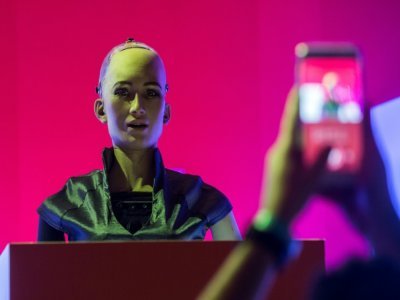 Le robot Sophia lors d'une conférence sur l'intelligence artificielle en juillet 2018 à Hong Kong - ISAAC LAWRENCE [AFP/Archives]